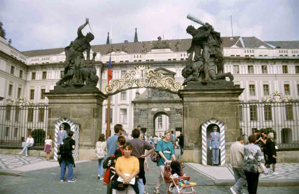 40 - Rep. Checa - Praga, plaza y puerta del castillo